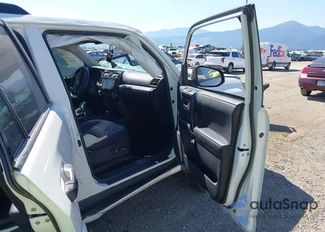 2020 Toyota 4Runner Trd Off Road Premium z USA, uszkodzony, nr VIN JTEBU5JR6L5831710